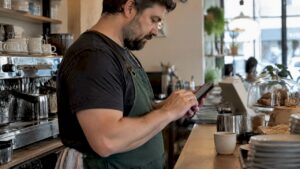 Cafe owner replying to a customer review